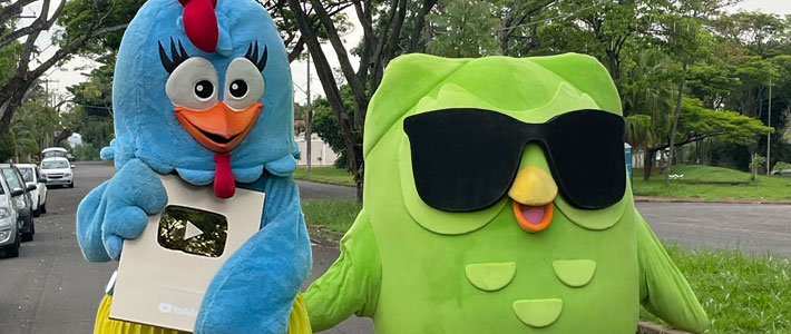 Mais que amigos, “primos”: Galinha Pintadinha e Duolingo se unem em vídeos para agitar as redes sociais